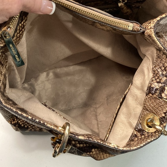 Michael Kors Cynthia Python Embossed Leather Satchel/Crossbody EXCELLENT COND - Picture 9 of 12
